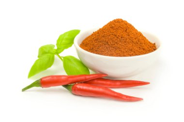 Bir beyaz arka plan kesme izole kurutulmuş kırmızı biber tozu