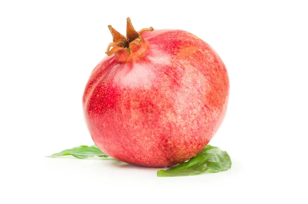 Bir beyaz arka plan kesme izole lezzetli nar meyve — Stok fotoğraf