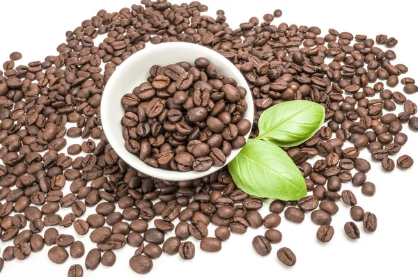 Fechar os grãos de café isolados em um recorte de fundo branco — Fotografia de Stock