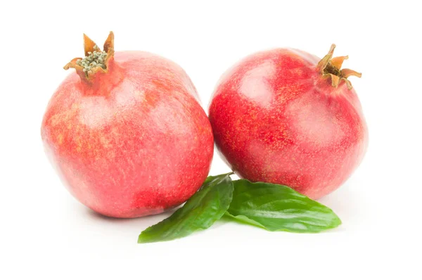 Fruto de granada aislado sobre un recorte de fondo blanco — Foto de Stock