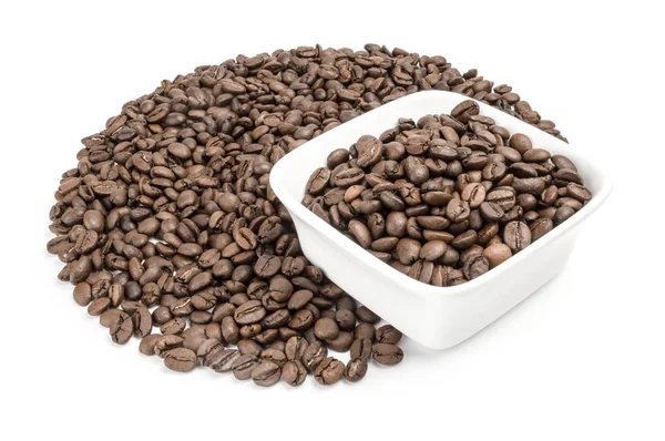 Granos de café tostados aislados sobre un recorte de fondo blanco — Foto de Stock