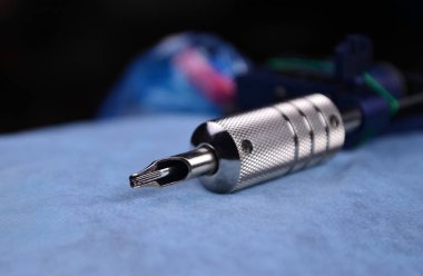 Dövme için profesyonel bir araçtır. Dövme tabancası masaüstü