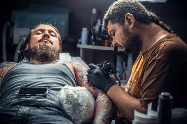 Profesyonel dövmeci Tattoo studio. içinde poz / dövme salonu profesyonel tattooer işleri.