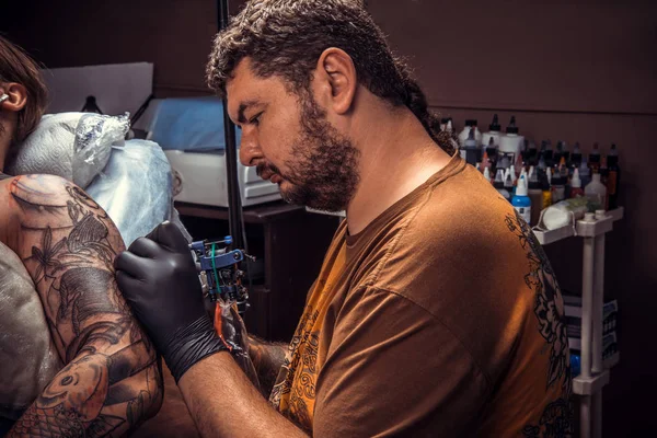 Tatuering specialist gör tatuering bilder i tattoo studio — Stockfoto