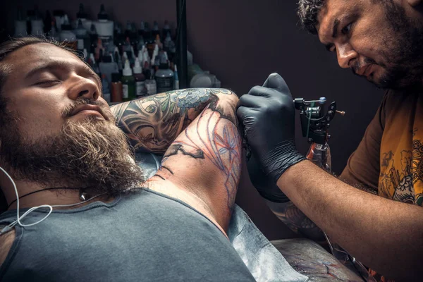 Tatuagem artista fazendo tatuagem em estúdio — Fotografia de Stock