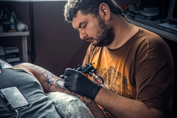 Τατουάζ πλοίαρχος εργάζεται στην αίθουσα δερματοστιξιών — Φωτογραφία Αρχείου