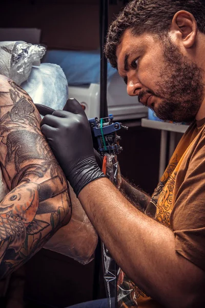 Profesyonel tattooer tattoo studio içinde çalışır — Stok fotoğraf