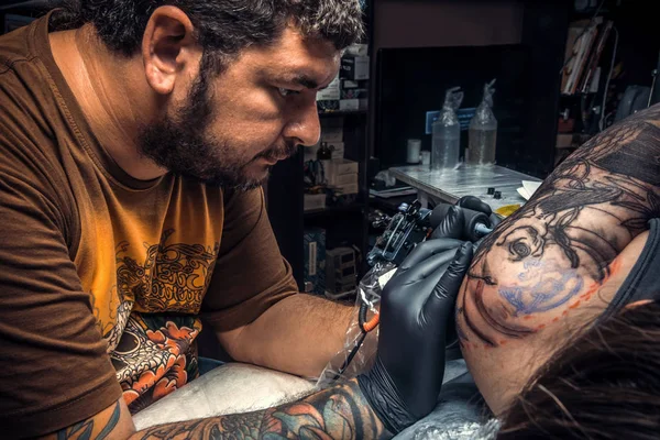 Skapa professionella tatuerare tatuering i studio — Stockfoto