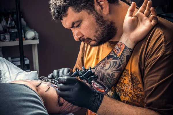 Tatuering specialist gör tatuering bilder i tatuerare — Stockfoto