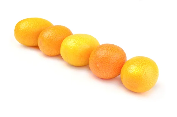 Groep van rijpe kumquat op plaat op witte achtergrond — Stockfoto
