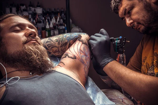 Майстер Татуювання Працює Татуювання Студії Татуювання Професійний Татуювач Робить Татуювання — стокове фото