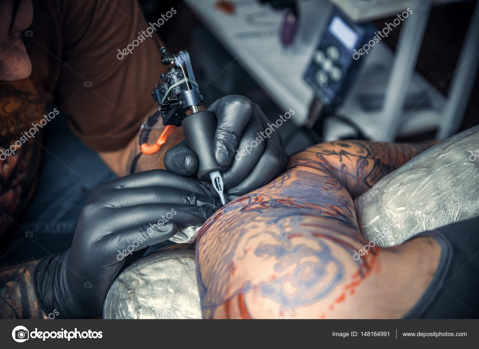 Professional Tattooer Showing Process Making Tattoo Tattoo Parlor  Professional Tattooist Stock Photo by ©Stop war in Ukraine! 148164991
