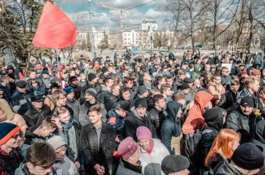 Penza, Rusya - 26 Şubat 2017: Yolsuzlukla Rusya'da protesto. Olarak insanların kalabalıklar bozuk hükümet muhalefet toplamak numaraları büyüyor.