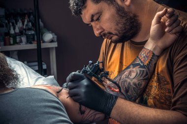 Tattooer tattoo Studio işyerinde