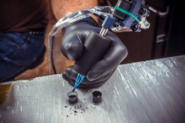 Dövme uzman oluşturmak dövme dövme salonu. içinde / profesyonel dövmeci dövme tattoo Studio yapıyor.