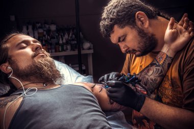 Dövme uzman serin dövme tattoo studio yapar.