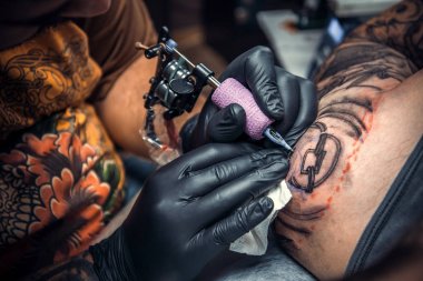 Profesyonel dövmeci Tattoo dövme salonunda yapıyor