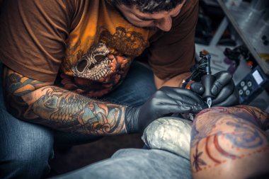 Tattooer serin dövme dövme salonunda yapar.