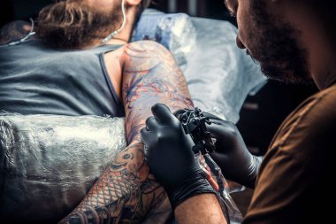 Dövmeci tattoo studio yapar.