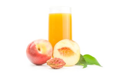 Bir beyaz arka plan kesme izole olgun şeftali