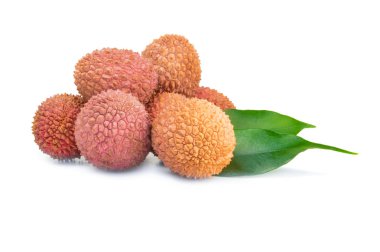 Kırpma yolu ile beyaz bir arka plan üzerinde izole Litchee