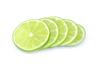 Beyaza izole edilmiş sulu bir dilim limon.