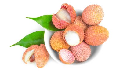 Lychee üzerinde beyaz bir kesme izole