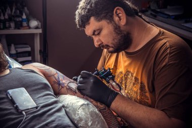 Profesyonel tattooer dövme stüdyosu. içinde poz / Master işleri dövme salonu.