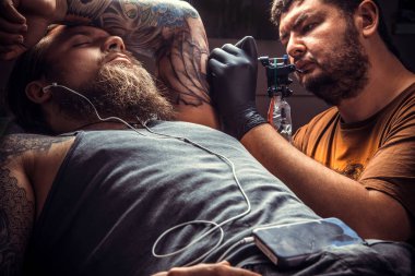 Profesyonel tattooer yapıyor dövme tattoo studio. içinde / çalışma dövme salonu dövme efendi.