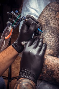 Bir dövme tattoo studio. içinde yapım dövme uzman / profesyonel dövmeci dövme salonunda dövme yapar.