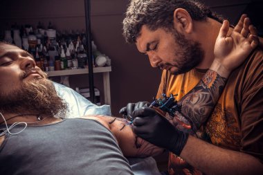 Dövmeci Tattoo studio. içinde poz / profesyonel dövmeci tattoo dövme salonunda oluşturmak.