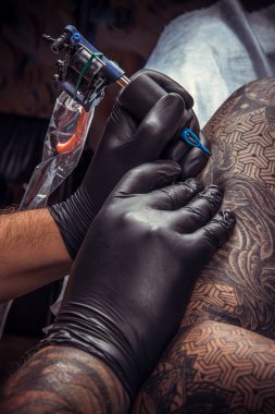 Dövmeci dövme dövme salonu. içinde yapma işlemi gösteren / profesyonel dövmeci tattoo studio serin dövme yapar.