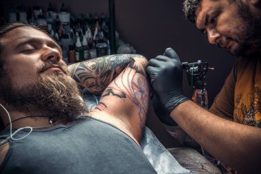 Dövme salonunda poz tattooer