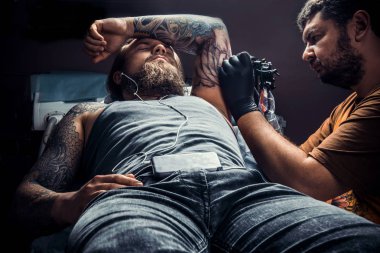 Dövmeci Tattoo Studio yapıyor