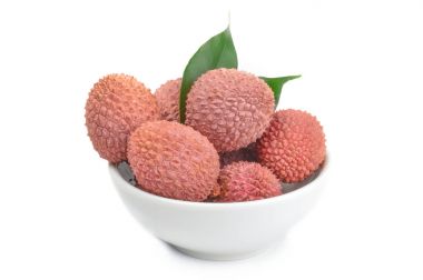 Leechee üzerinde beyaz izole