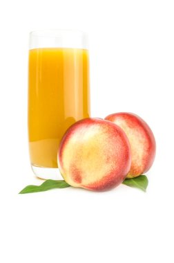 Beyaz bir arka plan üzerinde izole şeftali. Kırpma yolu