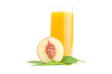 Bir beyaz arka plan kesme izole sulu olgun şeftali