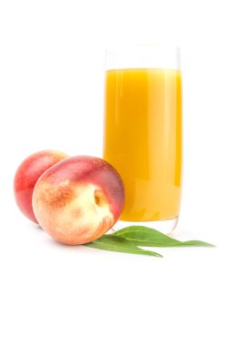 Beyaz bir arka plan üzerinde izole şeftali. Kırpma yolu