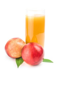 Bir beyaz arka plan kesme izole sulu olgun şeftali