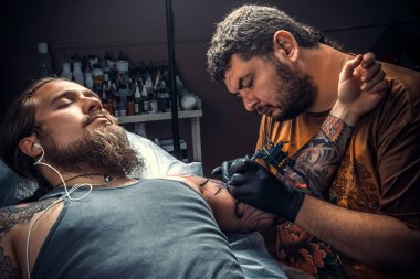 Tattooer oluşturmak dövme dövme salonu. / profesyonel tattooer serin dövme tattoo studio yapar..