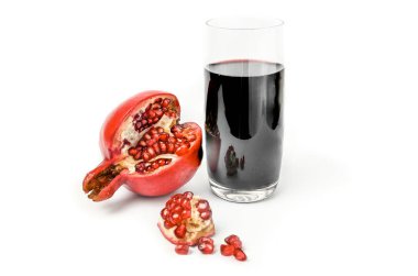 Nar meyve suyu cam üzerinde beyaz bir arka plan kesme izole