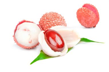 Lichi beyaz bir arka plan üzerinde. Kırpma yolu