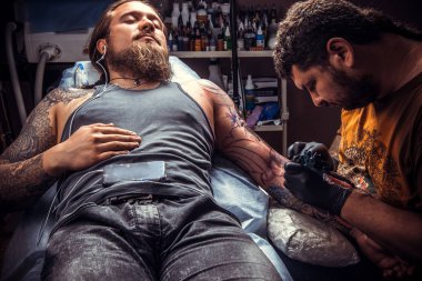 Profesyonel dövmeci dövme studio yapma