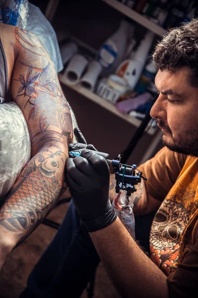 Profesyonel tattooer dövme dövme salonunda yapar. — Stok fotoğraf