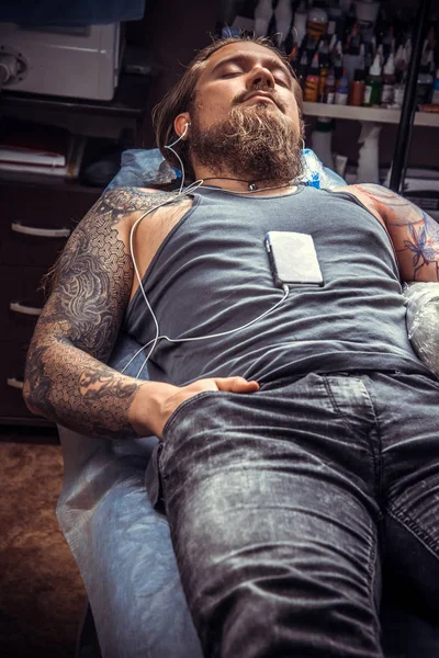 Lo specialista del tatuaggio fa il tatuaggio freddo nel salone del tatuaggio — Foto Stock