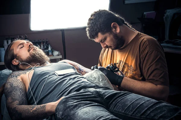 Especialista Tatuagem Faz Imagens Tatuagem Salão Tatoo Artista Profissional Tatuagem — Fotografia de Stock