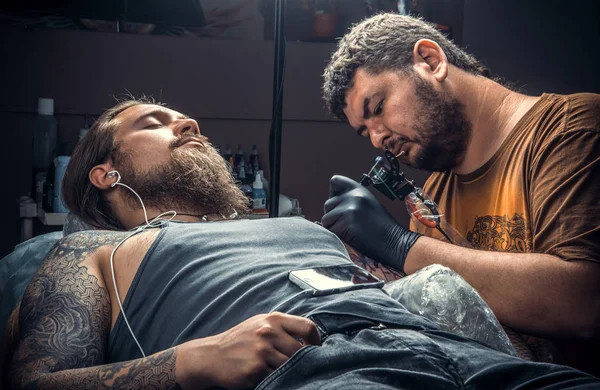 Професійний Татуювання Робить Татуювання Салоні Татуювання Професійний Татуювач Роботі Татуювальному — стокове фото