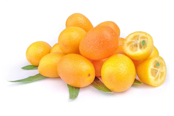 Pile of kumquat and two its half isolated on white background cutout with leaves — Stock Photo, Image