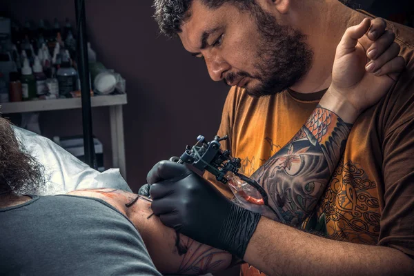 Tattooer στη δουλειά στο στούντιο τατουάζ — Φωτογραφία Αρχείου