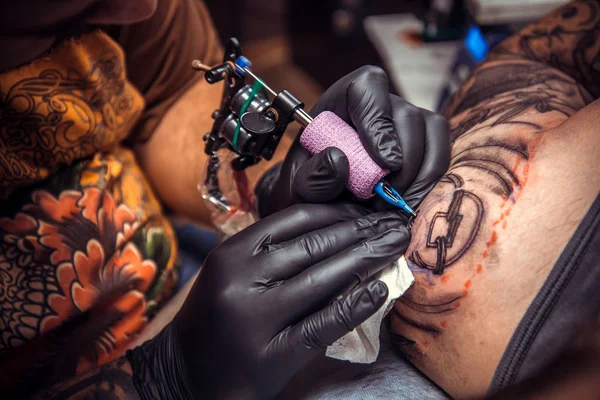 Tattoo specialist maken tatoeage in tattoo studio — Stockfoto